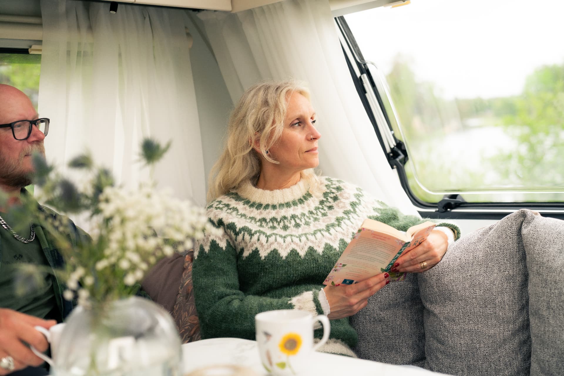 En person läser inne i en husvagn