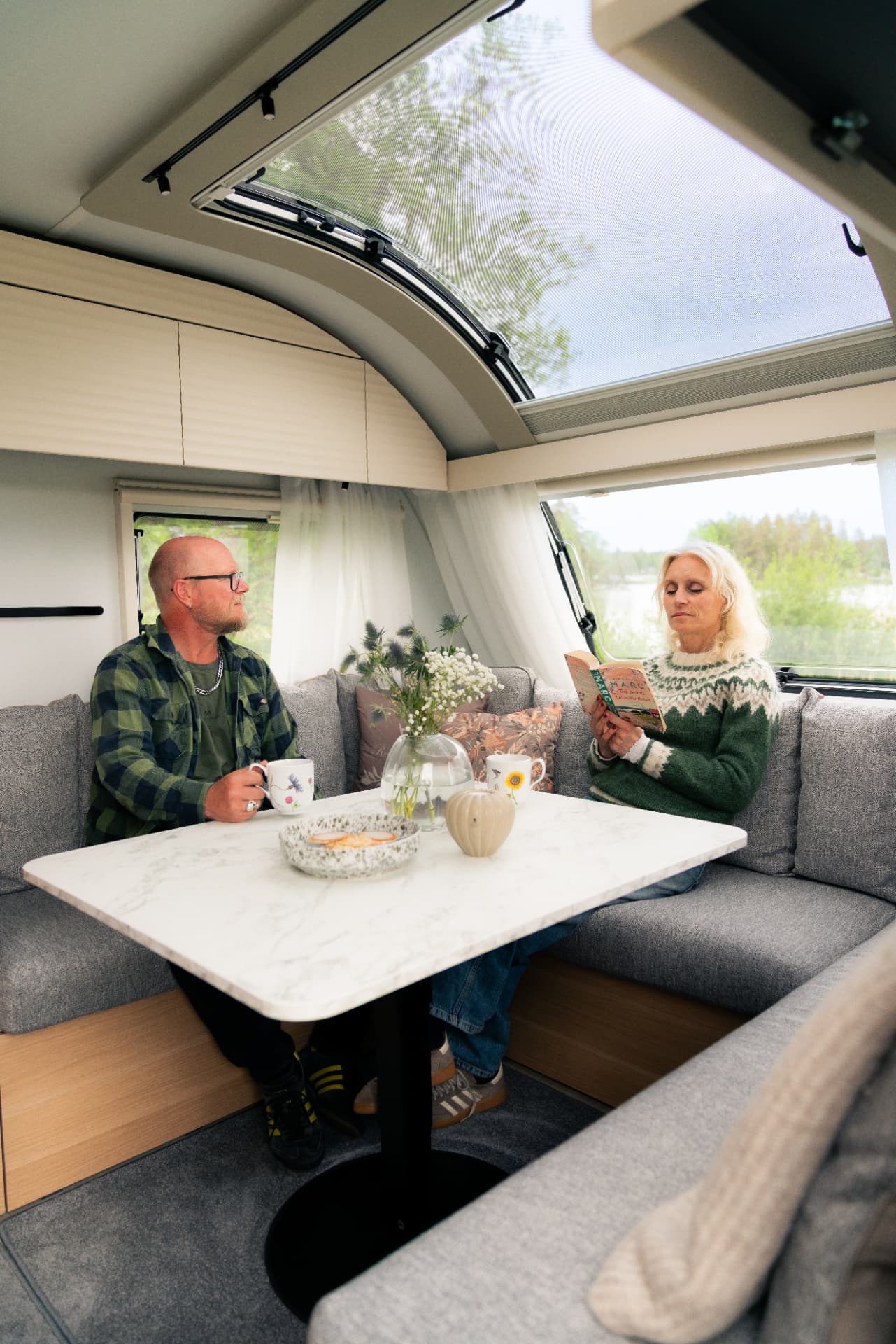 Gemenskap i Adria Club – två personer fikar inne i en husvagn